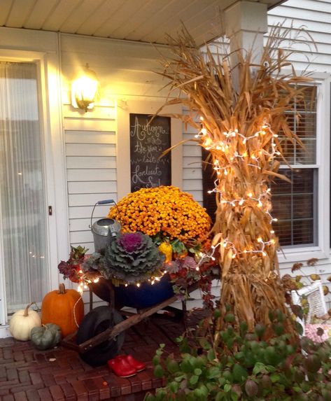 Fall Yard Decorations, Corn Stalks Decorations, Fall Outside Decor, Fall Yard Decor, Fall Yard, Table Halloween, Fall Decor Diy Crafts, Home Decor Aesthetic, Aesthetic Home Decor