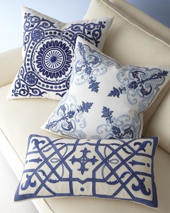 Blue And White Pillows, Blue White Decor, Contemporary Pillows, Pretty Pillow, Pola Sulam, Blue Rooms, Blue Willow, Pillow Collection, Love Blue