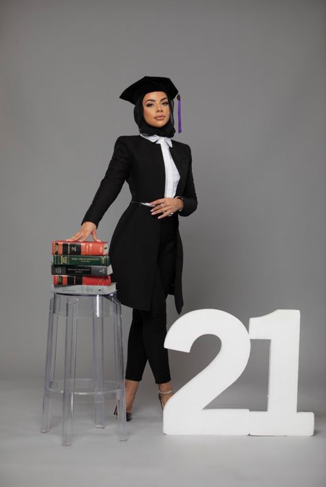 Convocation Outfit, Graduation Photo Shoot, Graduation Outfits For Women, Juris Doctor, Graduation Board, Graduation Outfit College, Graduation Attire, Nursing Graduation Pictures, Graduation Shoot