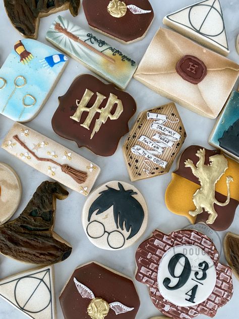 Iconic Harry Potter decoarted sugar cookies for a special birthday boy! #harrypotterfan #harrypotterbirthdayparty #harrypottercookies #decoratedcookies #customcookies #royalicing #sugarcookies #harrypotter #harrypotterparty #harrypotterfandom #harrypotteredit #harrypotterforever Harry Potter Sorting Hat Cookies, Harry Potter Decorated Cookies, Harry Potter Cookies Royal Icing, Harry Potter Cookie Cake, Harry Potter Cookies Decorated, Harry Potter Sugar Cookies, Harry Potter Cookies, Flying Keys, Harry Potter Cards