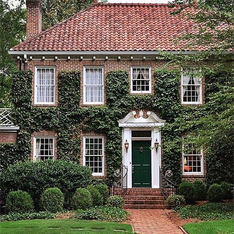 I don't care what they say about vines not being good for houses... This home is absolutely beautiful and this vine makes all the difference! 🌿💚🌿 Love this capture from @atlantahomeinfo... 😍😘 Colonial Curb Appeal, Old Brick House, Brick Roof, House Facade, Green Ivy, Preppy Southern, Georgian Homes, Style Preppy, Beautiful House