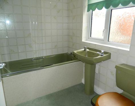 That Avocado bathroom suite that every home seemed to have. Avocado Green Bathroom, Green Bathroom Sink, Living Room 80s, Avocado Bathroom Suite, Avocado Bathroom, 80s Bathroom, 70s Bathroom, 80s Memories, Furniture Make