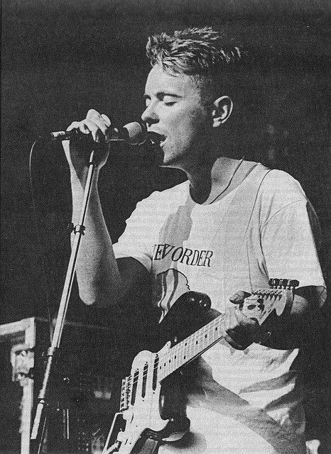 Bernard Sumner, New Order 1987- www.vinuesavallasycercados.com New Order Band, Bernard Sumner, Garage Punk, Musica Salsa, New Wave Music, New Order, Joy Division, 80s Music, Synth Pop