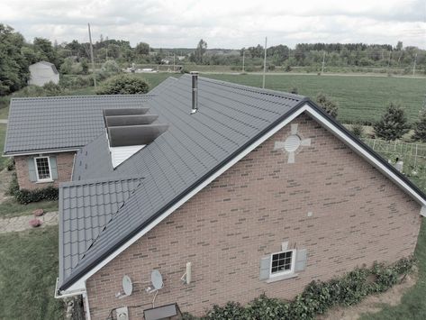 Today we will discuss houses with black metal roofs: why do people opt for this solution and what are the advantages and disadvantages of having dark roof. Fundamentally, what stands behind the term “black metal roof” is black steel. When zinc coating is applied onto sheet steel there appears galvanized steel. If such coating is not used, we get the very black steel. The service life hot zinc coated steel roof with b Roofs Of Houses, Metal Roof Panels, Black Metal Roof, Roof Ventilation, Metal Roofs, Roofing Ideas, Standing Seam Metal Roof, Steel Roof, Snow Melting