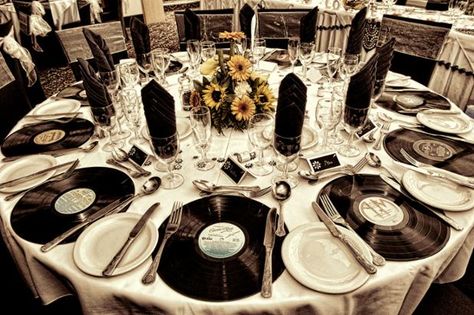 Motown Party, 70s Party Theme, Jazz Party, Motown Records, Rock N Roll Wedding, Music Themed Parties, Music Themed Wedding, Juke Joints, Tafel Decor