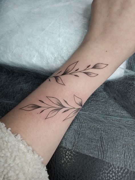 Wrap Leaves Tattoo, Leaf Tattoo Forearm, Leaf Band Tattoo, Leaf Bracelet Tattoo, Olive Branch Tattoo Arm Wrap, Olive Leaf Tattoo, Tattoo Brazo Mujer, Wrap Around Wrist Tattoos, Band Tattoos For Men