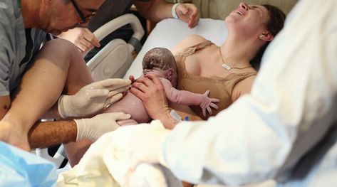 6 Incredible Photos of Moms Helping to Deliver Their Own Babies Birth Movie, Childbirth Photos, Birth Photos, Delivering A Baby, Birth Photographer, Baby Boom, Home Birth, Birth Photography, Post Baby