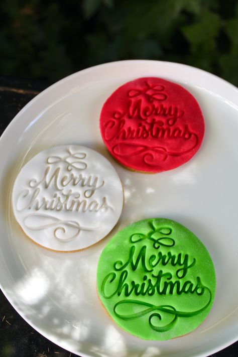 Fondant Christmas Cookies – Bakerholics Anonymous Christmas Cookies With Fondant, Fondant Christmas Cookies, Christmas Fondant Cookies, Christmas Cookies Decorating, Grace Foster, White Fondant, Valentine Sugar Cookies, Vanilla Glaze, Choc Chip Cookies