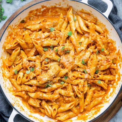 Chicken Penne alla Vodka is a 30 minute, restaurant quality pasta entree with lean chicken breast and penne pasta in a creamy tomato vodka sauce. Make chicken alla vodka for date night OR any weeknight and win hearts. Chicken Vodka Sauce, Chicken Penne Pasta, Vodka Sauce Recipe, Vodka Sauce Pasta, Plan Board, Penne Alla Vodka, Chicken Penne, Vodka Pasta, Alla Vodka