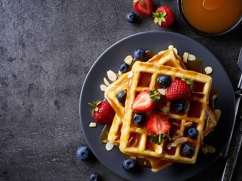 Crispy Waffles, Homemade Chocolate Sauce, Kiwi And Banana, How To Make Waffles, Crispy Waffle, Food Supplies, Catering Supplies, Dinner Recipes Easy Quick, Catering Food