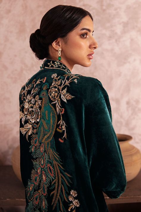 Velvet Suit Designs Pakistani, Velvet Pakistani Dress, Party Lehenga, Peacock Shirt, Velvet Suit Design, Shawl Outfit, Peacock Embroidery Designs, Peacock Embroidery, Green Dupatta