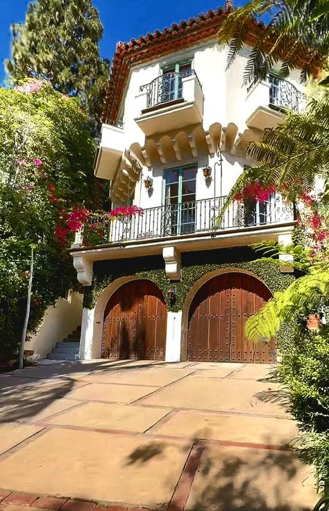 California Apartment Exterior, 60s Mansion, California Apartment, Apartment Exterior, Hollywood Hills, Train Station, Old House, California, Apartment