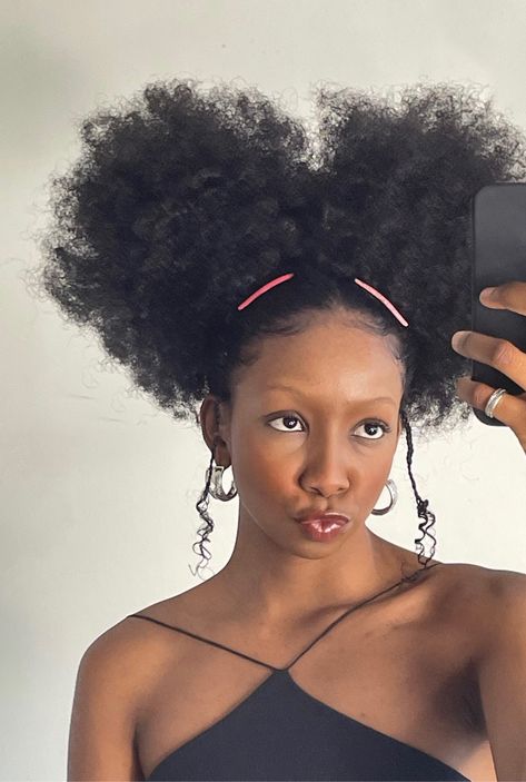 Big Afro Puff Ponytail, Afro Puffs With Bangs, 4c Puff Hairstyles, Two Afro Puffs, Afro Pigtails, Puff Hairstyles, Afro Puff Hairstyles, Afro Puff Ponytail, Brasil Aesthetic