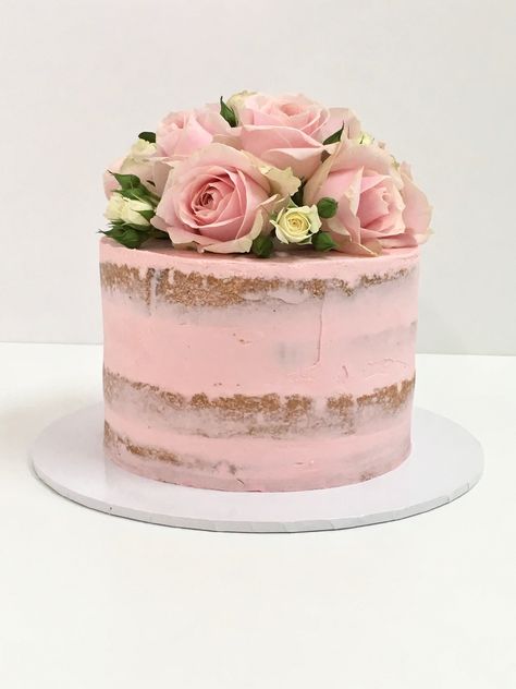 Into the rose garden Roses On Top Of Cake, Naked Cakes With Flowers, Cake With Roses On Top, Garden Cake Design, Pink Naked Cake, Naked Cake Design, Cakes With Roses, Naked Cake Birthday, Cake With Fresh Roses