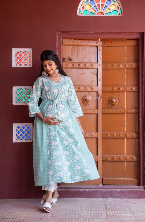 ☑️ Print-lotus motifs☑️ Fabric- cotton☑️ Colour- pastel green☑️ Neck- v shape☑️ Sleeve- 3/4th☑️ Zips on both side of bust☑️ Dori tassel on waist to adjust growing bumpMint lotus-Trendy, traditional, and top-notch!Hey you mumma ! stay cool this summer in our lotus print kurta, perfect to step out or step in! Lounge around in market or in house in this super comfortable kurta! Perfect piece to invest in- MATERNITY AND NURSING KURTI/ KURTA*Fits during and post pregnancy Lotus Motifs, Colour Pastel, Mom Wardrobe, Lotus Print, Casual Maternity, Post Pregnancy, Pastel Green, Maternity Wear, Stay Cool