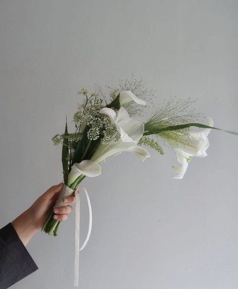 Simple Bridesmaid Bouquets, Small Bridesmaid Bouquets, Modern Bridal Bouquets, Small Bridal Bouquets, Small Wedding Bouquets, Simple Wedding Bouquets, Bridesmaid Bouquet White, Modern Bouquet, White Flower Bouquet