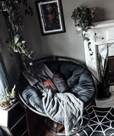 Cozy Spooky Living Room, Small Goth Living Room, Renter Friendly Decorating Gothic, Modern Goth Room, Alternative Living Room Ideas, Goth Minimalist Home, Modern Goth Decor, Gothic Living Room Ideas, Gothic Apartment