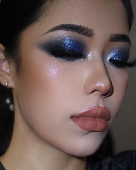 Pretty Blue Eye Makeup, Dark Blue Eye Makeup Aesthetic, Navy Blue Makeup Ideas, Dark Blue Quince Makeup, Unique Prom Makeup, Royal Blue And Silver Makeup Looks, Blue Concert Makeup, Blue Sparkly Eye Makeup, Dark Blue Makeup Looks Simple