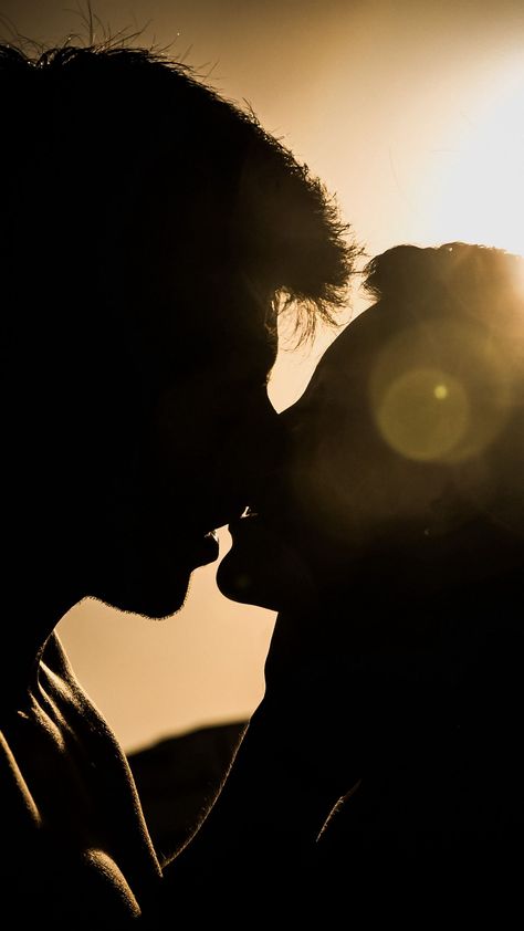 Kiss Wallpaper, Computer Wallpaper Hd, Movie Kisses, Crystal Background, Lovers Kiss, Love Silhouette, Romantic Couple Kissing, Wallpaper For Mobile