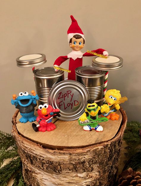 Elf on the shelf.  Rock band elf. Drummer elf. Supplies needed are 2 soup cans, 2 mason jar lids, 2 straws (I used the thicker paper ones), 2 rubber bands, glue dots or hot glue and 1 extra large can of tuna. Empty the tuna and wash the container so the elf doesn’t smell! Use the lid to write the name of the band and then use the bottom of the can turned upside down for the elf to sit. House Elf, Tin Can Crafts, Elf Fun, Elf House, Mason Jar Lids, Can Crafts, Glue Dots, Jar Lids, Christmas 2023