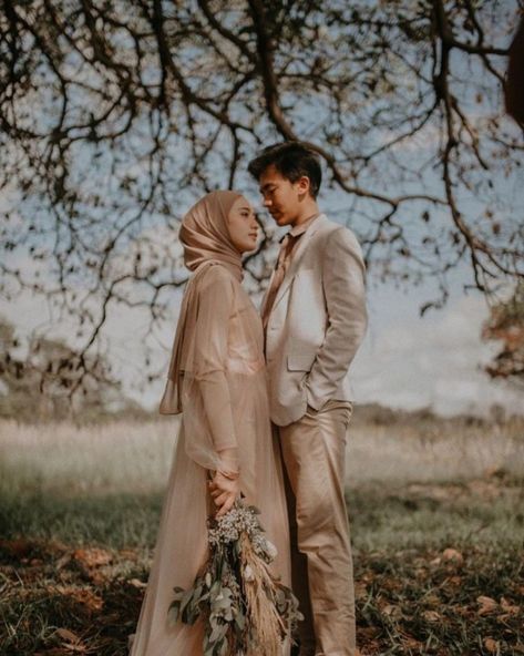 √ 30+ Foto Prewedding Hijab (CASUAL, INDOOR, OUTDOOR) Pose Prewedding, Prewedding Ideas, Foto Prewedding, Muslim Wedding Photography, Prewedding Outdoor, Muslimah Wedding, Pre Wedding Photoshoot Outfit, Korean Wedding Photography, Wedding Photo Studio