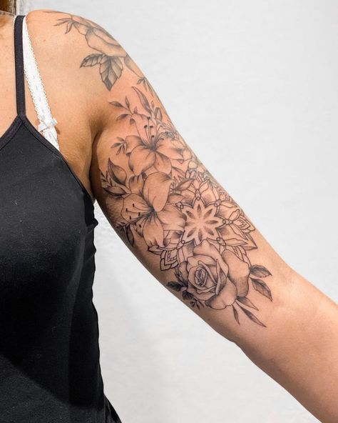 Inner Upper Arm Tattoos, Half Sleeve Tattoo Upper Arm, Bicep Tattoo Women, Mandala Arm Tattoos, Tato Mandala, Tattoo Bunt, Inside Of Arm Tattoo, Tricep Tattoos, Floral Arm Tattoo