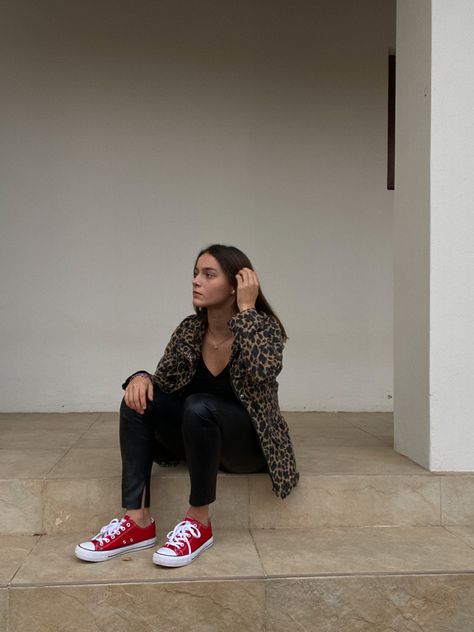 Winter Outfit and red converse Red Converse Winter Outfit, Chuck Outfits Women, How To Style Red Converse, Red Chucks Outfit, Red Converse Outfit Ideas, Converse Chuck Taylor Outfit, Low Top Converse Outfit, Converse Outfit Aesthetic, Red Sneakers Outfit