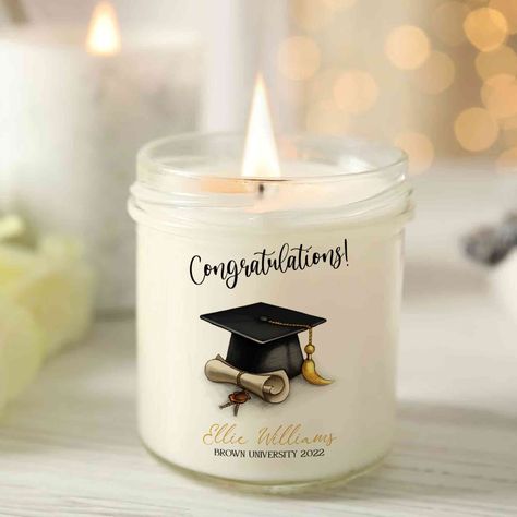 Congratulations Gift For College Graduation 2022, Unique Candle For Graduation, Custom Graduation Candle Gift Are you looking for the ideal personalized gift for a high school or college graduate? Take a look at our Graduation Candle! Show your latest grade how proud you are with one of our personalized graduation gift. This vanilla soy wax candle adds a special touch to graduation day. It can make a great low-cost, personalized gift that you'll be proud to give and they'll appreciate. ♥ INFORMA Graduation Party Souvenirs Gift Ideas, Graduation Day Gifts, Graduation Suviners Ideas, Graduation Giveaways Gift Ideas, Graduation Party Souvenirs, Graduation Giveaways, Graduation Souvenirs Ideas, Graduation Gift Ideas College, Graduation Gifts For High School