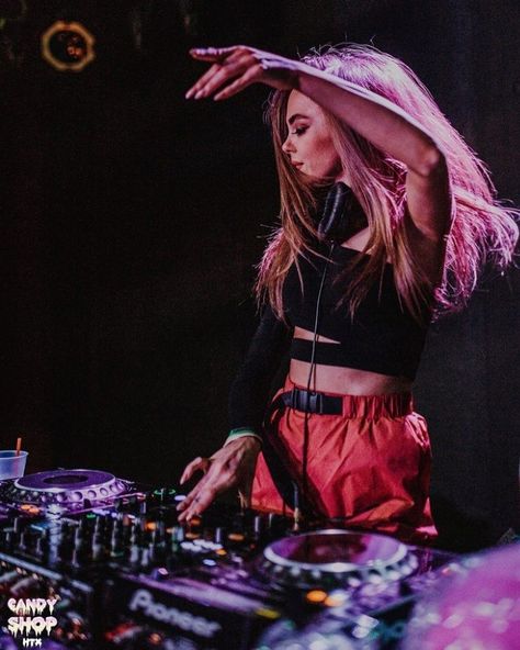 Female Dj Outfit, Dj Girl Aesthetic, Djing Aesthetics, Female Dj Aesthetic, Dj Outfit Female, Dj Fits, Rave Girl Aesthetic, Dj Female, Music Studio Aesthetic