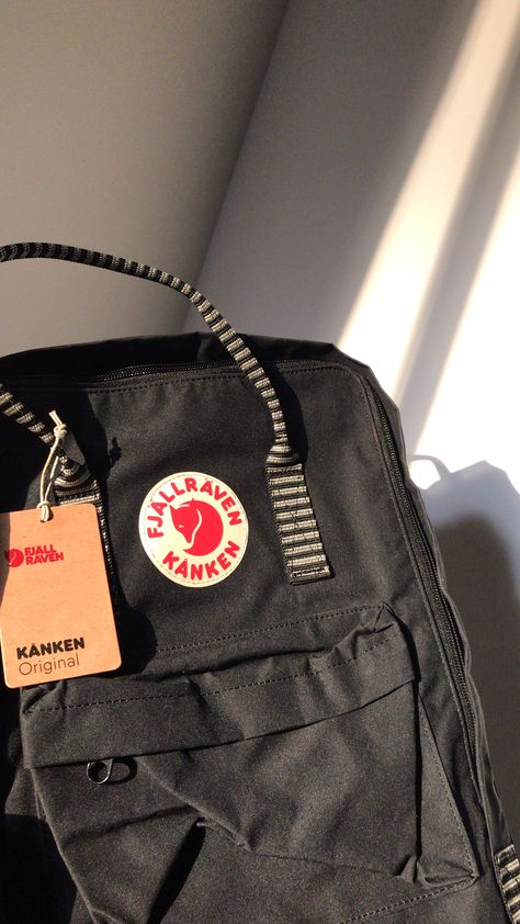 Black Kanken Aesthetic, Kanken Backpack Aesthetic, Fjallraven Kanken Black, Kanken Aesthetic, Dream Backpack, Grunge Backpack, Kanken Bag, Mochila Fjallraven Kanken, Kanken Classic