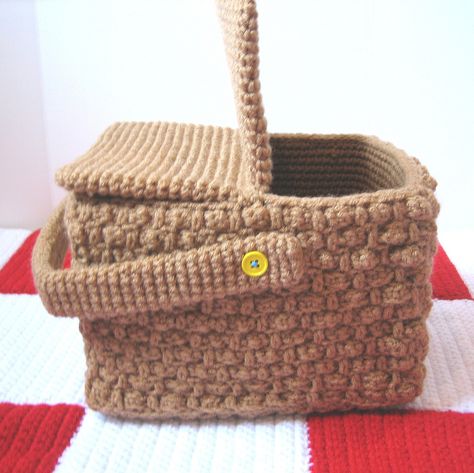 https://flic.kr/p/7ToAJh | Picnic basket | Crochet pattern includes instructions for a picnic basket, checkered blanket, watermellon, baked beans, potato salad and chicken drumsticks Food Crochet Pattern, Play Food Crochet, Crocheted Basket, Food Crochet, Crochet Mobile, Crochet Food, Crochet Goodies, Haken Baby, Fun Crochet Projects