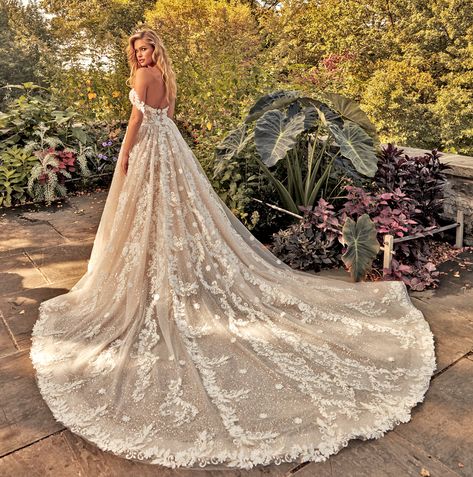 Amalia Carrara Wedding Dresses, Eve Of Milady Wedding Dresses, Wedding Gown Simple Elegant, Eve Of Milady, Wedding Gown Simple, 2020 Wedding Dresses, Bridal Ideas, Embroidered Bodice, Ball Gown Skirt