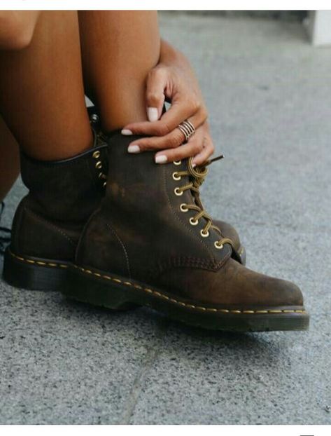 Dr Martens 1460 Crazy horse boots Instagram : drmartensofficial Brown Doc Martens Outfit, 1460 Crazy Horse, Brown Doc Martens, Brown Dr Martens, Dr Martens Outfit, Doc Martens Outfit, October Fashion, Teen Outfits, Horse Boots