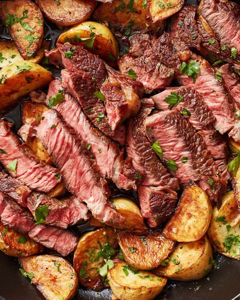 Garlic-herb butter is the perfect sauce for crispy potatoes and juicy, tender steak. Potatoes Dinner, Parsley Sauce, Steak Dinner Recipes, Skillet Steak, Garlic Steak, Pan Steak, Steak Potatoes, Steak And Potatoes, Butter Steak