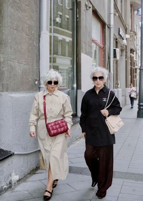 Old Lady Style Outfits, Old Woman Aesthetic, Grandma Outfit Aesthetic, Old Lady Fashion, Grandmother Aesthetic, Grandma Clothes, 70s Clothing, Grandma Fashion, Monochrome Outfit