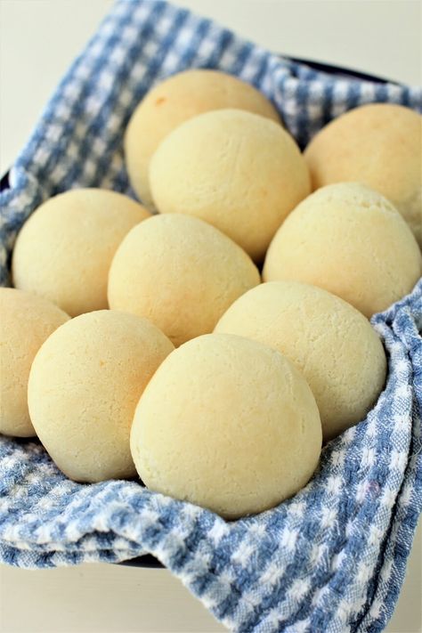 Pan de Yuca - simple little Colombian cheese buns that pack big flavour and fantastic texture. Crusty outsides, warm cheesey, stretchy insides. Gluten free. Cheesy Buns, Gluten Free Rolls, Smoked Salmon And Eggs, Brazilian Cheese Bread, Peanut Stew, Cheese Buns, Gluten Free Potatoes, Buns Recipe, Gluten Free Christmas