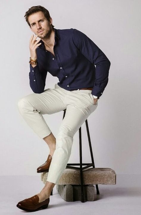 chino Blue Shirt Combination, Chinos Men Outfit, Casual Look For Men, Simple Style Outfits, Formal Men Outfit, Classy Suits, Mens Lifestyle, Inspiration Fashion, Business Casual Men