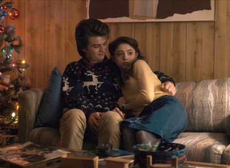 Stranger things Joe Keery Christmas, Joe Keery And Maika Monroe, Joe Keery Natalia Dyer Charlie Heaton, Steve Harrington Season Three, Stranger Things Steve Robin Nancy Eddie, Dating Steve Harrington, Stranger Things Halloween Costume, Reindeer Christmas Sweater, Stranger Things Costume