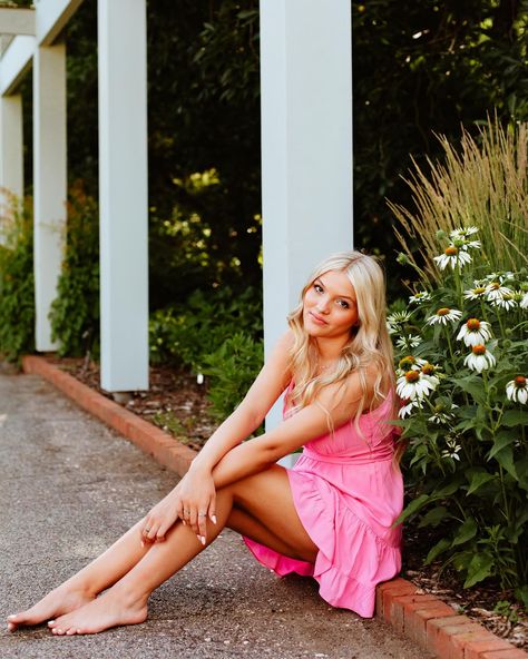 Want a dreamy garden vibe for your summer sesh?!✨ One of my favorite locations to fit this vibe is the MN Landscape Arboretum!! 💐 This park has endless gardens to explore & lots of unique backgrounds!! Rose gardens, fountains, fields, waterfalls, urban buildings, potted plants, greenhouses, etc!! Anything nature you want… it’s here!! #photosbyjannajo #photographer #photography #couplesphotography #couplesphotographer #couplesphotoshoot #naturephotos #weddingphotography #weddingphotographer... Sitting Poses Senior Pictures, Dress Senior Pictures, Senior Girl Posing, Casual Senior Pictures, City Senior Photos, Poses Dress, Minnesota Landscape, Urban Buildings, Urban Senior Pictures