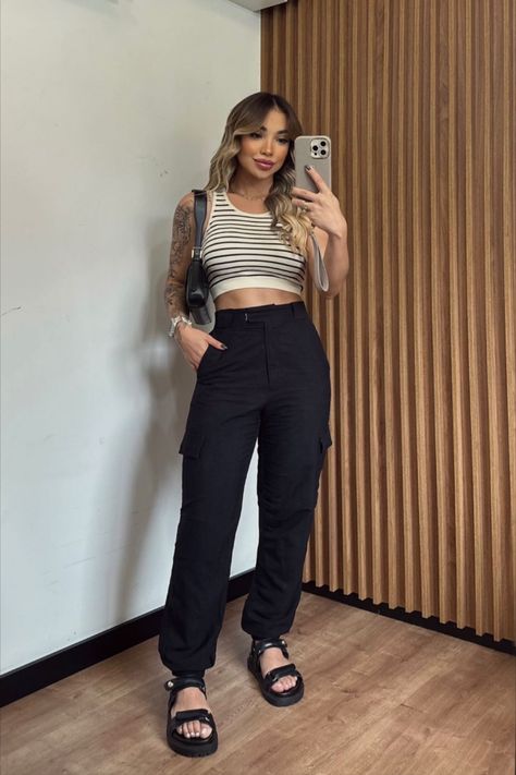 Black Jogger Summer Outfit, Outfits With Olive Green Joggers, Olive Jogger Outfits Women, Olive Green Bodysuit Outfit, Joggers Outfit Mujer, Outfit Formal Juvenil, Green Bodysuit Outfit, Olive Green Bodysuit, Outfit Mujer