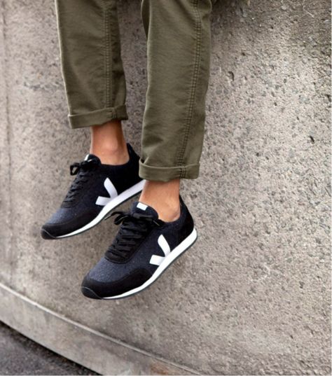 Veja ethical sneakers Gym Shoes Outfit, Vegan Hiking Boots, Basket Veja, Sneaker Outfits Women, Shoe Warehouse, Veja Shoes, Stylish Petite, Blazer Outfits For Women, Women Dress Online