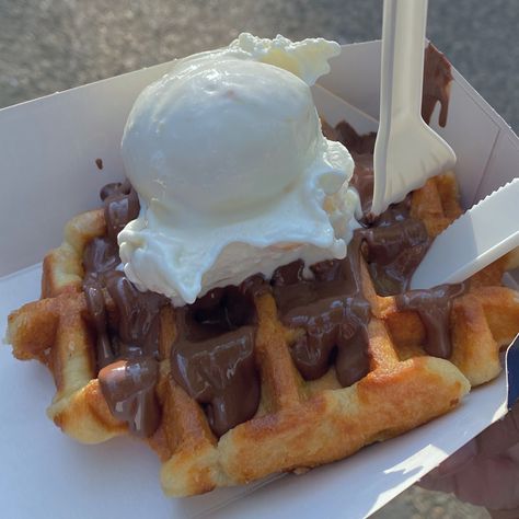 Chocolate Waffles Aesthetic, Hyde Park Aesthetic, Nutella Aesthetic, Waffle And Ice Cream, Waffle With Ice Cream, Nutella Waffle, Nutella Waffles, Food Ice Cream, Park Aesthetic