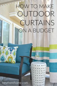 WOW! This outdoor living room is amazing and has so many smart (budget friendly) ideas like these outdoor curtains made from drop cloths! Diy Outdoor Curtains, Balcony Curtains, Curtain Tutorial, Diy Home Decor For Apartments, Trendy Apartment, Farmhouse Side Table, Patio Curtains, Drop Cloth Curtains, Casa Exterior