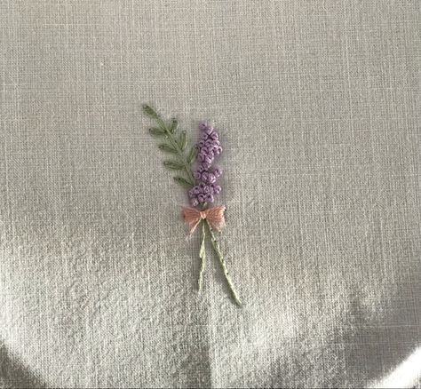 Lavender Plant Embroidery, Simple Lavender Embroidery, Embroidery Lavender Pattern, Embroidered Lavender Flowers, Embroidery Lavander, Cute Embroidery Ideas Shirts, Lavender Embroidery Tutorial, Embroider Lavender, Flower Embroidery Simple