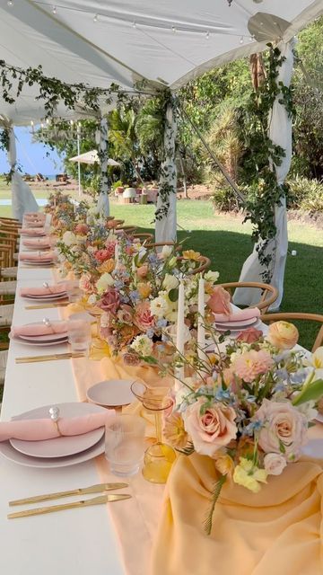 Hawaii Wedding Florist on Instagram: "SUNDAY TABLES / perfectly styled! #dbhemingway #hemingwayfineartstudio Event planning design / coordination @amorology Floral design @dbhemingway Photographer @thismodernromance Rentals @hemingwayfineartstudio Rentals @alohaartisans Venue @loulupalm . . . . #hawaiiwedding #oahuwedding #loulupalmwedding #hawaiiflorist #oahuflorist #hawaiiweddingrentals #oahuweddingrentals #hawaiitabletop #hawaiitabletoprental #oahutabletopdecorrental #hawaiitabletop Wedding Inspo Floral, Floral Wedding Venues, One Table Wedding Reception, Garden Party Wedding Decor, Wedding Setting Ideas, Cheap Wedding Food Ideas, Floral Decorations Wedding, Floral Outdoor Wedding, Hawaii Wedding Reception