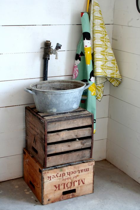 Wastafel Outdoor, Lavabo Exterior, Baie Vintage, Diy Sink, Outdoor Garden Sink, Outside Sink, Outdoor Sink, Old Wooden Crates, Rustic Sink