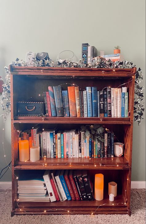 Candles On Bookshelf, Bookcase With Fairy Lights, Bookshelf Fairy Lights, Fairy Lights Bookshelf, Old Bookshelf Aesthetic, Small Bookshelf Styling, Small Bedroom Bookshelf Ideas, Small Bookshelf Aesthetic, Small Wooden Bookshelf