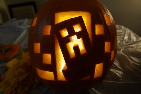 Minecraft Creeper Pumpkin Carving Minecraft, Creeper Pumpkin Carving, Pumpkin Carving Ideas Minecraft, Minecraft Carved Pumpkin, Minecraft Pumpkin Carving, Creeper Pumpkin, Halloween Jelmezek, Pumpkin Minecraft, Minecraft Pumpkin