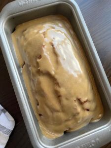 Salted Caramel Banana Bread Caramel Banana Bread Recipe, Salted Caramel Banana Bread, Caramel Banana Bread, Salted Caramel Sauce, Chocolate Chip Banana Bread, Banana Bread Recipe, Bread Recipes Sweet, Banana Chocolate Chip, Homemade Caramel