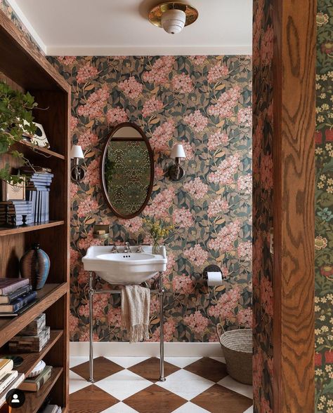 English Country Interior Design, Interior Design Country, English Country Interiors, English Cottage Kitchens, Small Bathroom Wallpaper, Country Interior Design, Bookcase Door, English Country Style, Chic Wallpaper